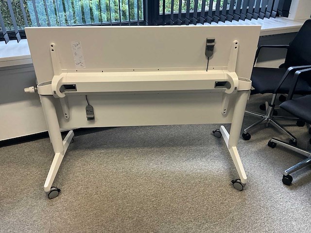 Steelcase inklapbare mobiele tafel met stekkerblok (2x) - afbeelding 4 van  4