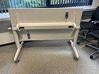 Steelcase inklapbare mobiele tafel met stekkerblok (2x) - afbeelding 4 van  4