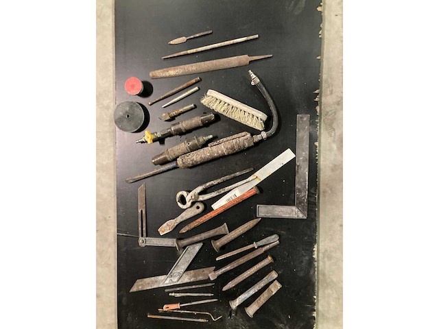 Steenkappersmateriaal: pneumatische beitels, veilen, winkelhaken, beitels - afbeelding 1 van  1