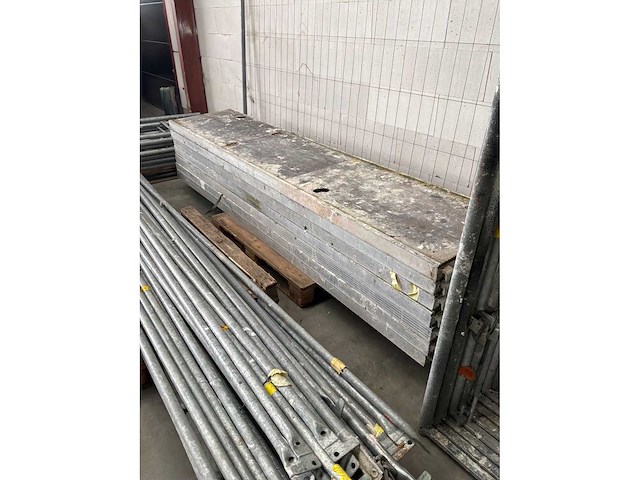 Steigerplatform met ingesloten trap (7x) - afbeelding 1 van  7