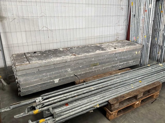 Steigerplatform met ingesloten trap (7x) - afbeelding 2 van  7