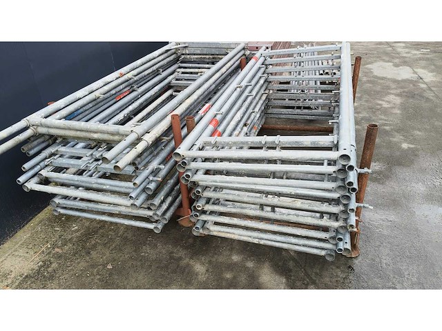 Stelling bestaande uit 33 steigerframes en 39 loopplanken van 3 meter. - afbeelding 2 van  4