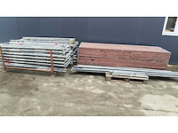 Stelling bestaande uit 33 steigerframes en 39 loopplanken van 3 meter. - afbeelding 1 van  4