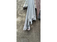 Stelling bestaande uit 33 steigerframes en 39 loopplanken van 3 meter. - afbeelding 2 van  4