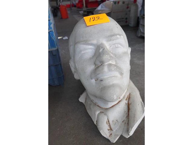 Stenen beeld lenin - afbeelding 1 van  2