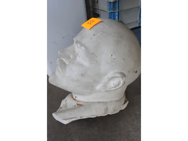Stenen beeld lenin - afbeelding 2 van  2