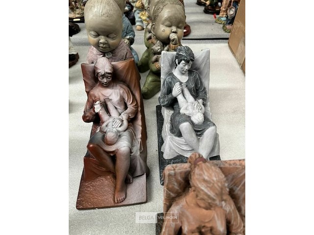 Stenen beeldjes van baby's - afbeelding 4 van  4