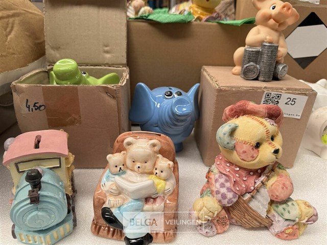 Stenen beeldjes van dieren en spaarpotten - afbeelding 2 van  4