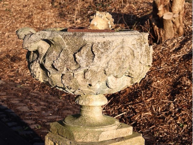 Stenen bloempot op sokkel - afbeelding 2 van  3
