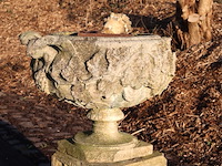 Stenen bloempot op sokkel - afbeelding 2 van  3