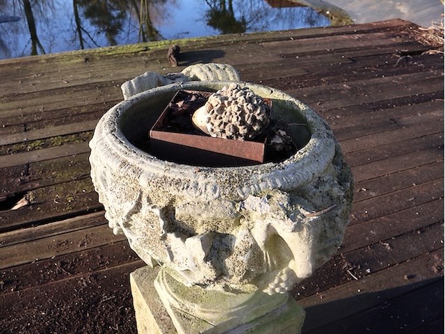 Stenen bloempot op sokkel - afbeelding 3 van  3