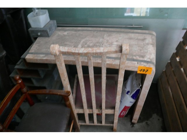Stenen bureautafel met bijhorende stoel - afbeelding 1 van  4