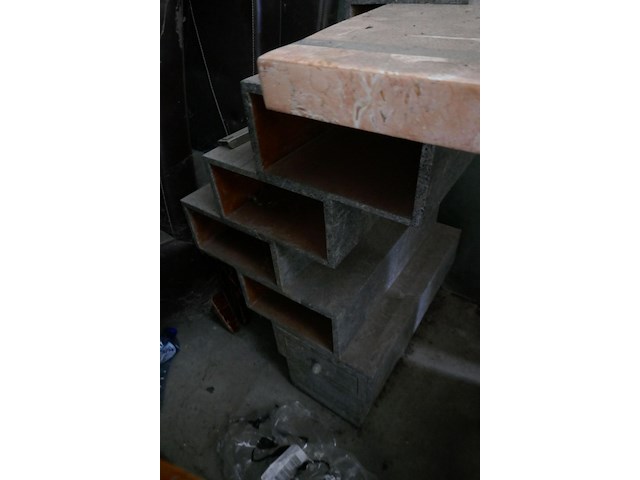Stenen bureautafel met bijhorende stoel - afbeelding 3 van  4