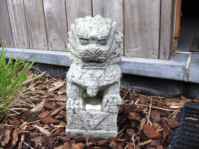 Stenen leeuw - afbeelding 1 van  3