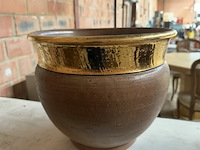 Stenen pot met koperen afwerking - afbeelding 1 van  2