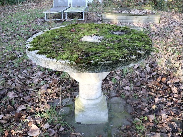 Stenen ronde tafel - afbeelding 1 van  3