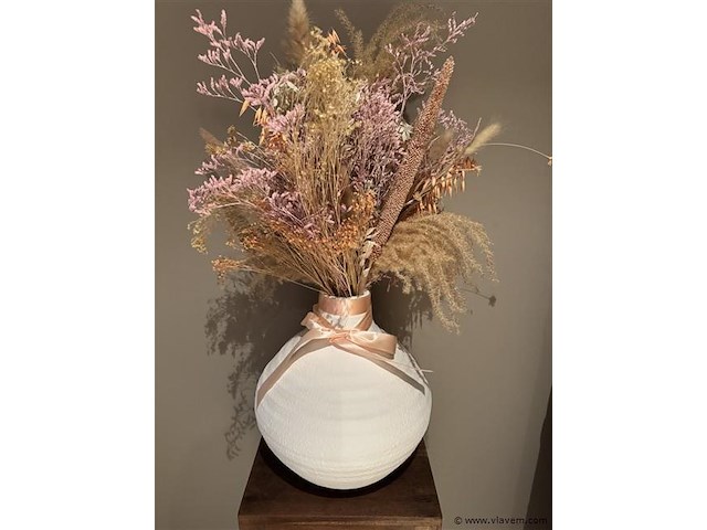Stenen witte vaas met sierbloemen - afbeelding 1 van  1