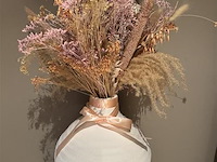 Stenen witte vaas met sierbloemen