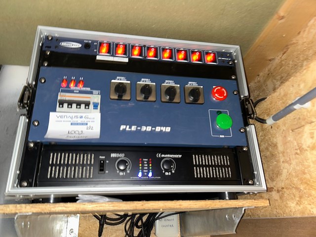 Stereo power amplifier + showtec - afbeelding 1 van  4