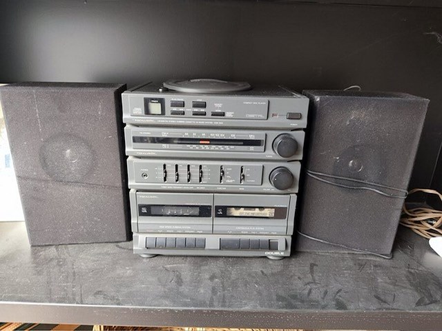 Stereoketen realistic, diverse boeken, rieten mand, reiskoffer, glazen vaas, schilderij - afbeelding 1 van  9