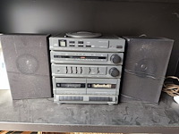 Stereoketen realistic, diverse boeken, rieten mand, reiskoffer, glazen vaas, schilderij - afbeelding 1 van  9