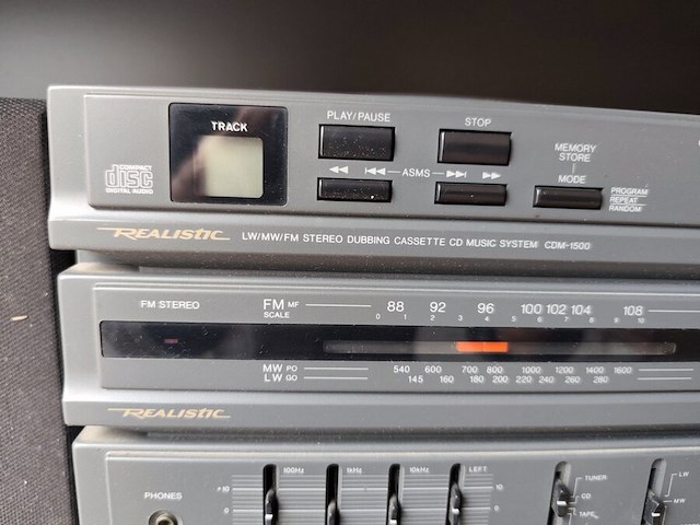 Stereoketen realistic, diverse boeken, rieten mand, reiskoffer, glazen vaas, schilderij - afbeelding 2 van  9