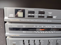 Stereoketen realistic, diverse boeken, rieten mand, reiskoffer, glazen vaas, schilderij - afbeelding 2 van  9