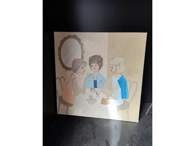 Stereoketen realistic, diverse boeken, rieten mand, reiskoffer, glazen vaas, schilderij - afbeelding 4 van  9