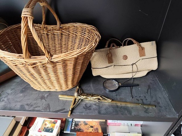 Stereoketen realistic, diverse boeken, rieten mand, reiskoffer, glazen vaas, schilderij - afbeelding 5 van  9