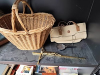 Stereoketen realistic, diverse boeken, rieten mand, reiskoffer, glazen vaas, schilderij - afbeelding 5 van  9