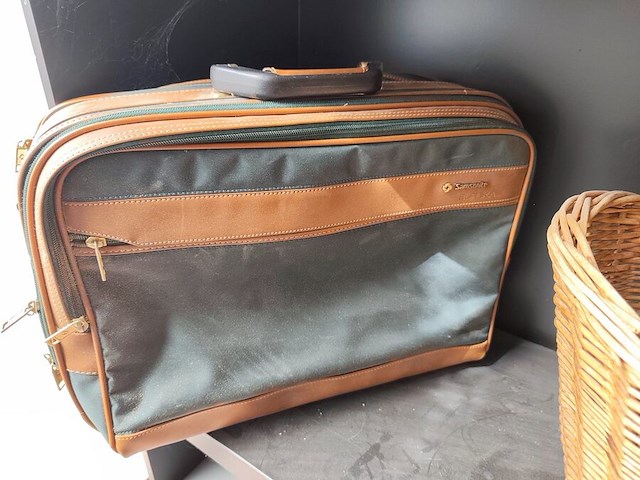 Stereoketen realistic, diverse boeken, rieten mand, reiskoffer, glazen vaas, schilderij - afbeelding 6 van  9