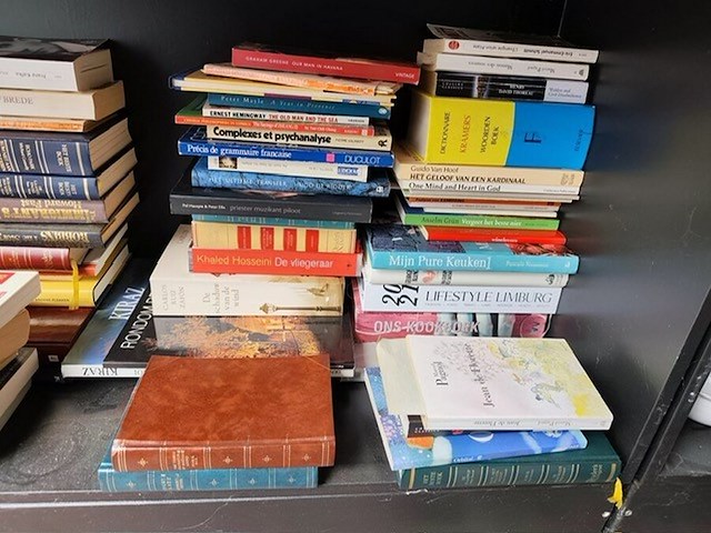 Stereoketen realistic, diverse boeken, rieten mand, reiskoffer, glazen vaas, schilderij - afbeelding 9 van  9