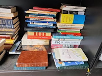 Stereoketen realistic, diverse boeken, rieten mand, reiskoffer, glazen vaas, schilderij - afbeelding 9 van  9