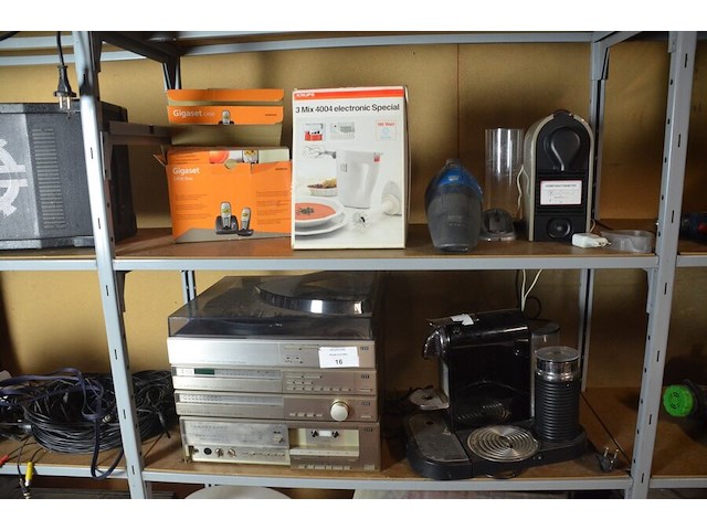Steroketen itt bestaande uit platenspeler, versterker, tuner, cassettespeler, koffiemachine nespresso magimix, koffiemachine krups nespresso (niet compleet), kruimeldief black&decker met lader, mixer krups, draadloze telefoons siemens gigaset c450 - afbeelding 1 van  12