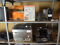 Steroketen itt bestaande uit platenspeler, versterker, tuner, cassettespeler, koffiemachine nespresso magimix, koffiemachine krups nespresso (niet compleet), kruimeldief black&decker met lader, mixer krups, draadloze telefoons siemens gigaset c450