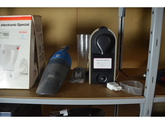 Steroketen itt bestaande uit platenspeler, versterker, tuner, cassettespeler, koffiemachine nespresso magimix, koffiemachine krups nespresso (niet compleet), kruimeldief black&decker met lader, mixer krups, draadloze telefoons siemens gigaset c450 - afbeelding 8 van  12