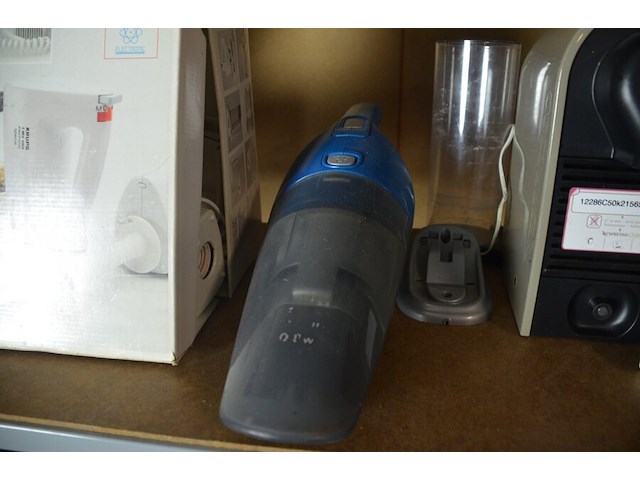 Steroketen itt bestaande uit platenspeler, versterker, tuner, cassettespeler, koffiemachine nespresso magimix, koffiemachine krups nespresso (niet compleet), kruimeldief black&decker met lader, mixer krups, draadloze telefoons siemens gigaset c450 - afbeelding 10 van  12