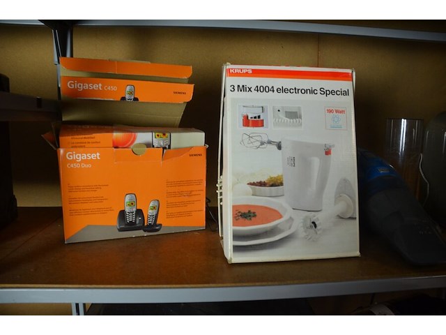 Steroketen itt bestaande uit platenspeler, versterker, tuner, cassettespeler, koffiemachine nespresso magimix, koffiemachine krups nespresso (niet compleet), kruimeldief black&decker met lader, mixer krups, draadloze telefoons siemens gigaset c450 - afbeelding 11 van  12