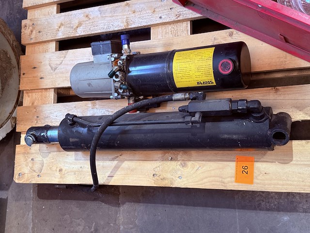 Stertil hydraulische pomp met cilinder - afbeelding 1 van  2