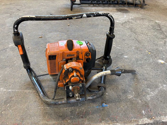 Stihl - bt120c - grondboor zonder boor - afbeelding 2 van  2