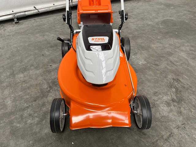 Stihl - rma253 - accu grasmaaier met ap300s accu en al101 lader - afbeelding 13 van  17