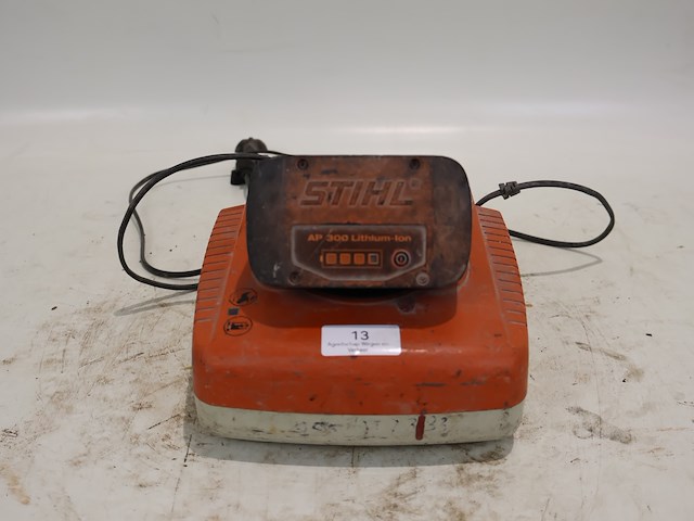 Stihl acculader + accu - afbeelding 1 van  8