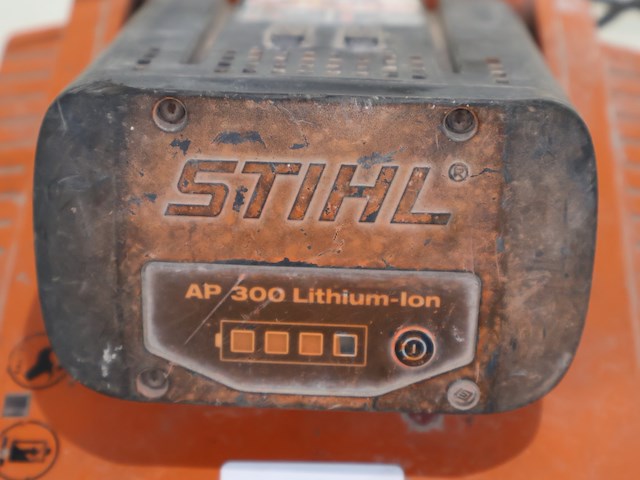 Stihl acculader + accu - afbeelding 4 van  8