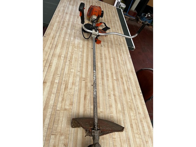 Stihl bosmaaier met harnas - afbeelding 1 van  4