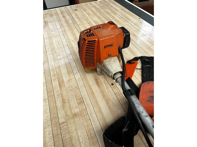Stihl bosmaaier met harnas - afbeelding 2 van  4