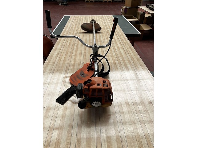 Stihl bosmaaier met harnas - afbeelding 3 van  4