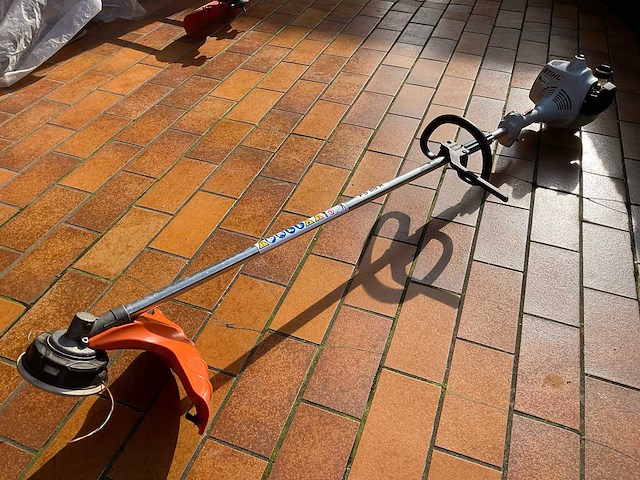 Stihl fs 55 benzine-onkruidmaker - afbeelding 1 van  4