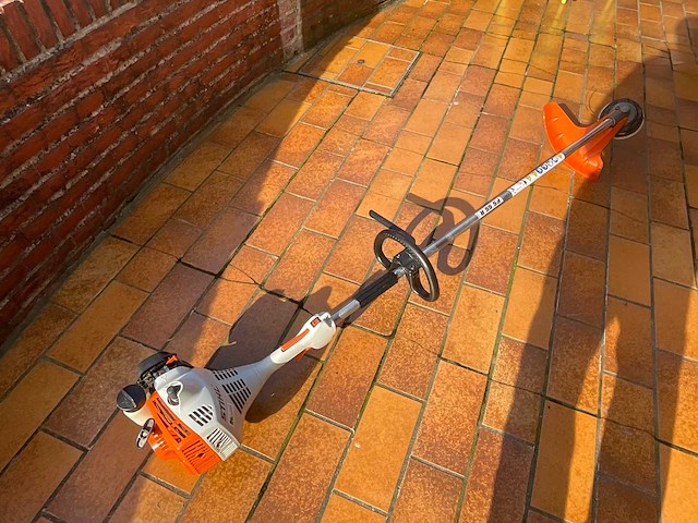 Stihl fs 55 benzine-onkruidmaker - afbeelding 2 van  4