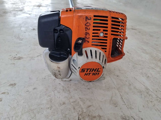 Stihl ht101 hoogsnoeier - werkend - afbeelding 1 van  7
