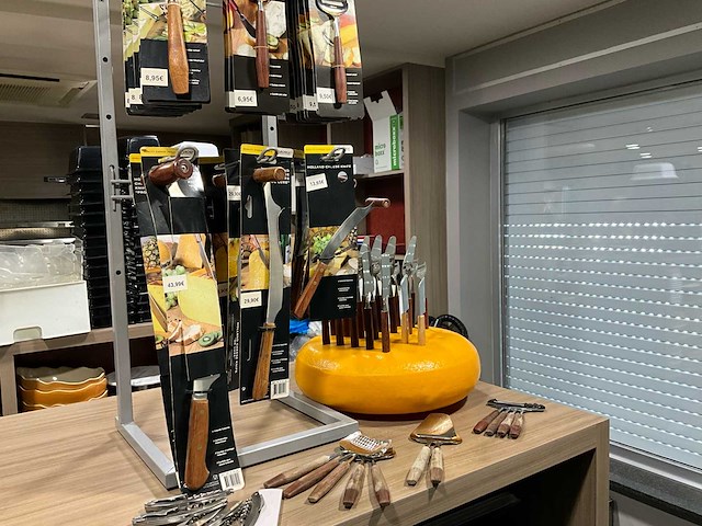 Stock kaaswinkel (raspen, fondue, stolpen,…) - ongebruikt - afbeelding 7 van  13